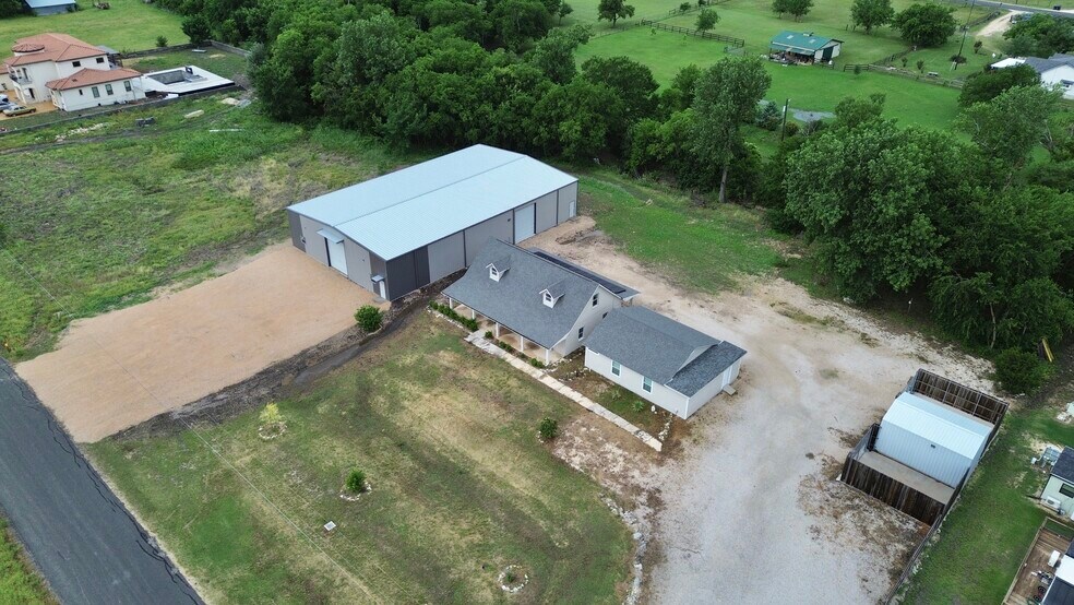 More Photos Of 300 Carmel Creekside Dr, Hutto Warehouse For Lease