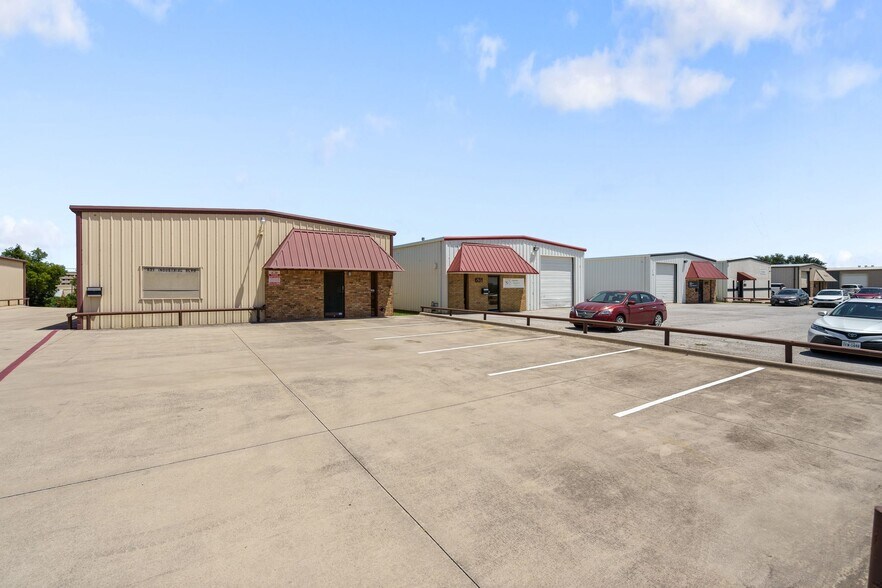More Photos Of 621 Industrial Blvd, Grapevine Distribution For Lease