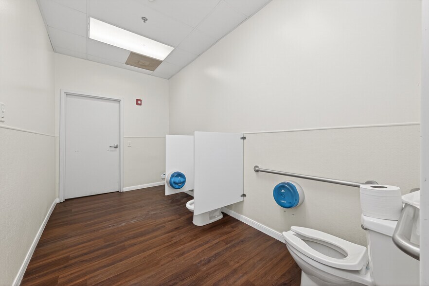 More Photos Of 8525 Queenston Blvd, Houston Freestanding For Sale