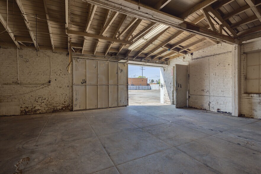 More Photos Of 110 E 62nd St, Los Angeles Auto Repair For Lease
