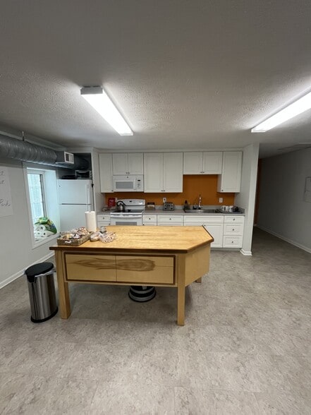 More Photos Of 17111 Munn Rd, Chagrin Falls Light Manufacturing For Sale