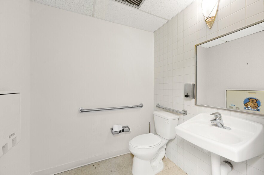 More Photos Of 13414 Medical Complex Dr, Tomball Medical For Sale