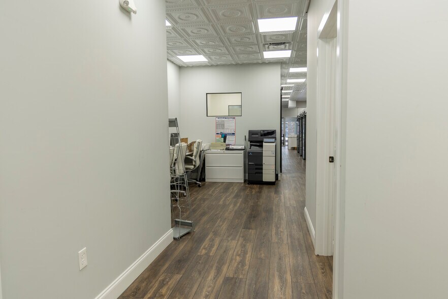 More Photos Of 1433 Main St, Sarasota Storefront For Lease