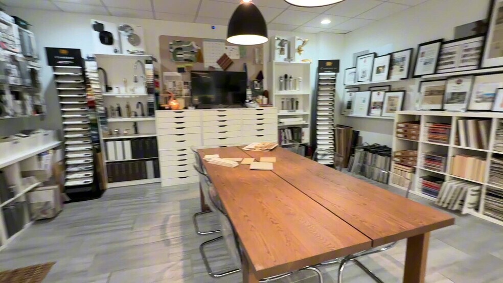 Primary Photo Of 17 S Briar Hollow Ln, Houston Coworking Space