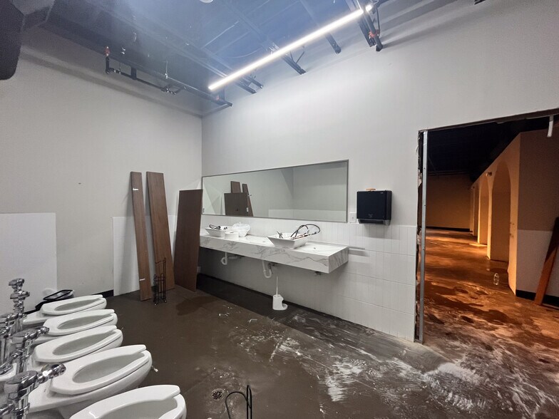 More Photos Of 5316 Washington Ave, Houston Bar For Lease