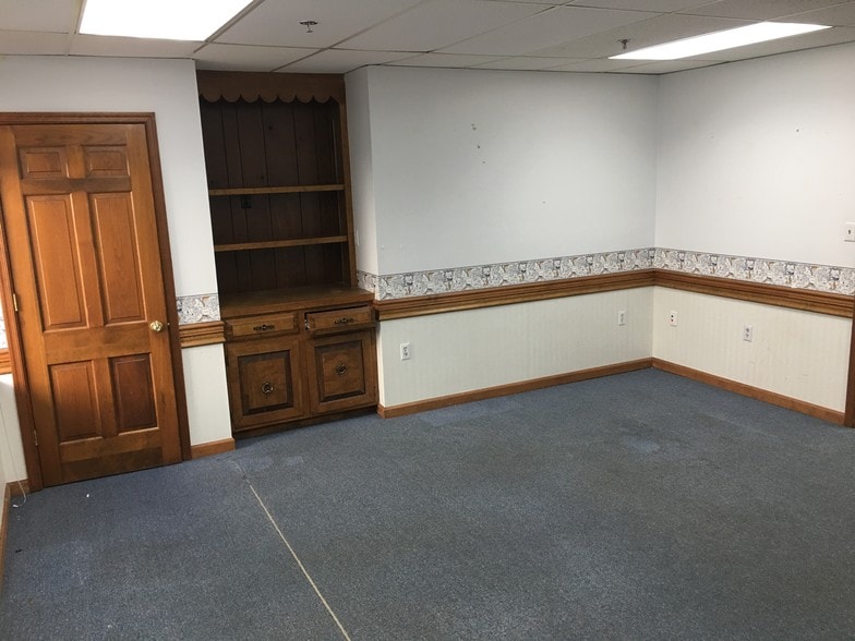 More Photos Of 408 Coles Cir, Salisbury Warehouse For Lease