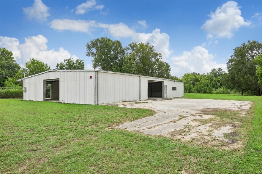 More Photos Of 610 New York St, Navasota Flex For Lease