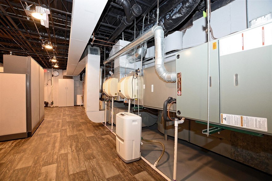 More Photos Of 512 Higgins Rd, Park Ridge Office For Lease