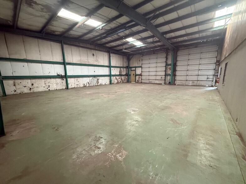More Photos Of 2948 NE 21st Way, Gainesville Service For Lease