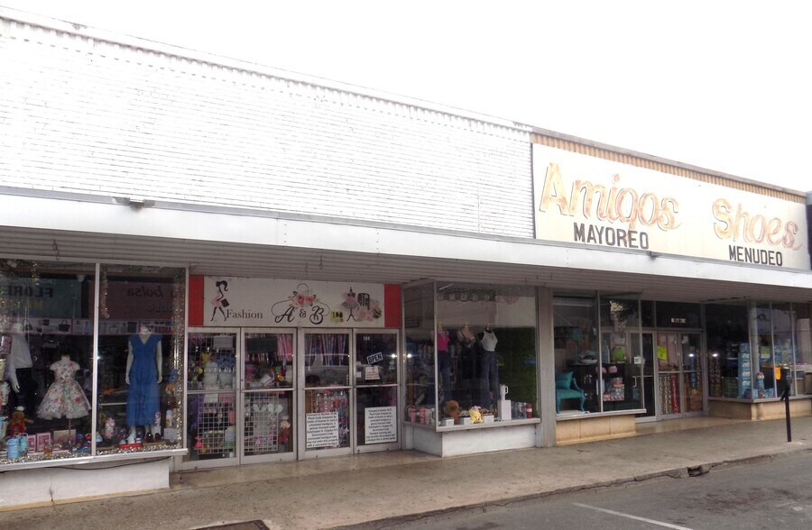 More Photos Of 100 W Main St, Eagle Pass Storefront For Sale