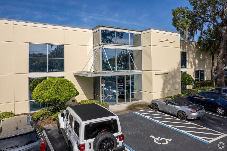 More Photos Of 2000 N Alafaya Trl, Orlando Office For Lease