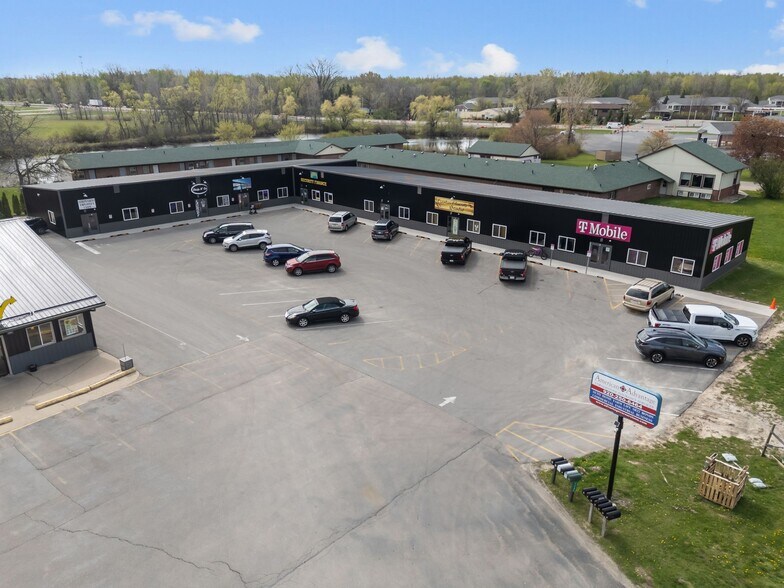 Primary Photo Of 1186 N Shawano St, New London General Retail For Lease