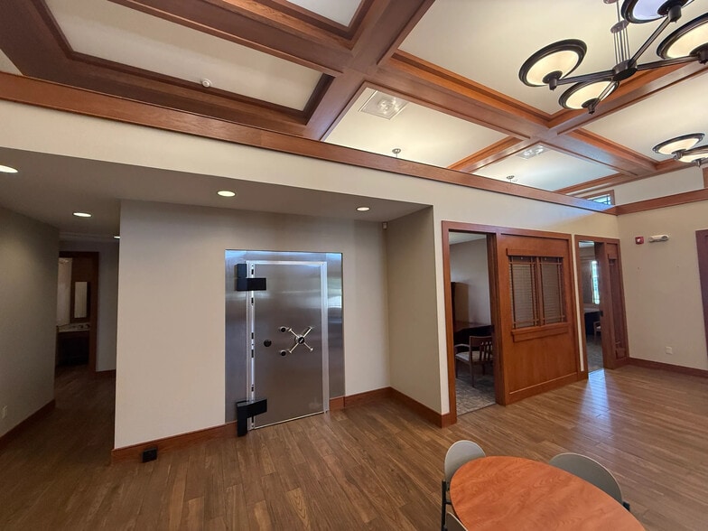 More Photos Of 525 N Osage Ave, Dewey Bank For Sale
