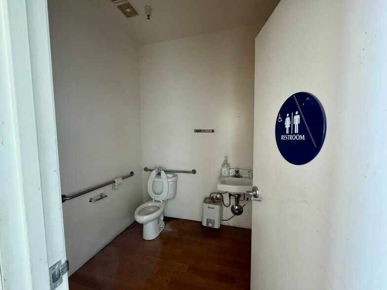 More Photos Of 10714 S Western Ave, Los Angeles Unknown For Lease