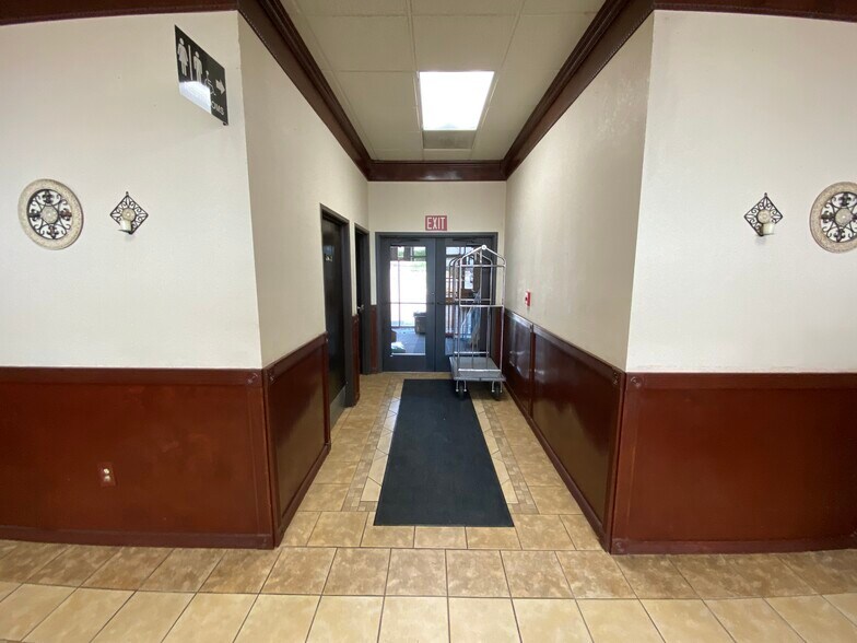 More Photos Of 606 E Lincoln Blvd, Hesston Hotel For Sale