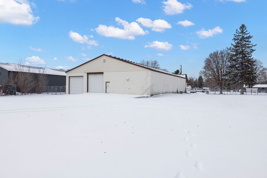 More Photos Of 21034 Chippendale Ave W, Farmington Industrial For Lease