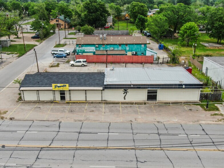 More Photos Of 200 S Frazier St, Conroe Bar For Sale