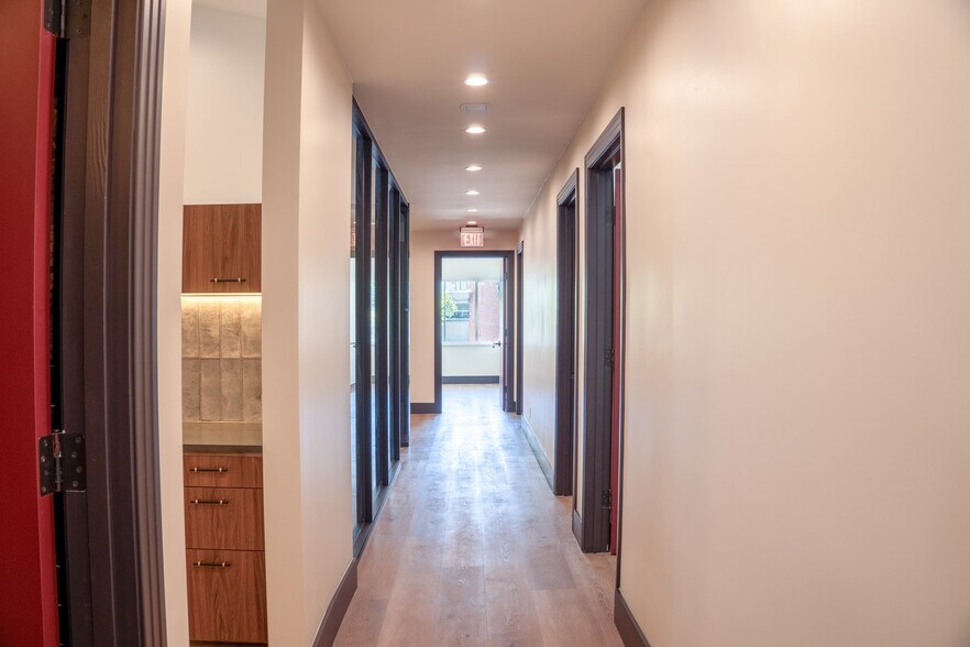 More Photos Of 146-150 S Barrington Ave, Los Angeles Storefront Retail Office For Lease