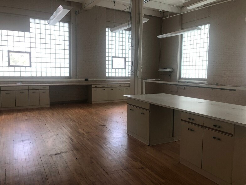 More Photos Of 126 Avenue C, Springfield Manufacturing For Sale