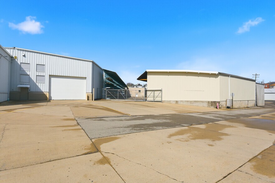 More Photos Of 715 W Pike St, Clarksburg Mixed Retail For Lease