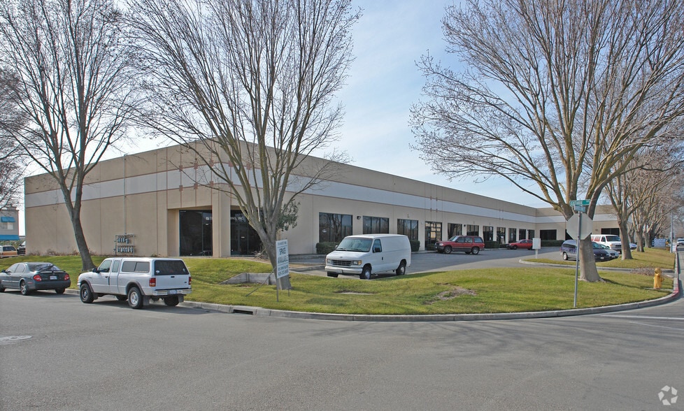 More Photos Of 700 Harvest Park Dr, Brentwood Warehouse For Lease