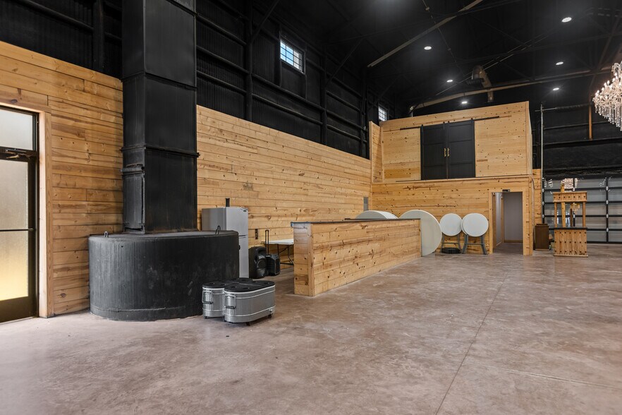 More Photos Of 151 5th St st, Honey Grove Flex For Sale