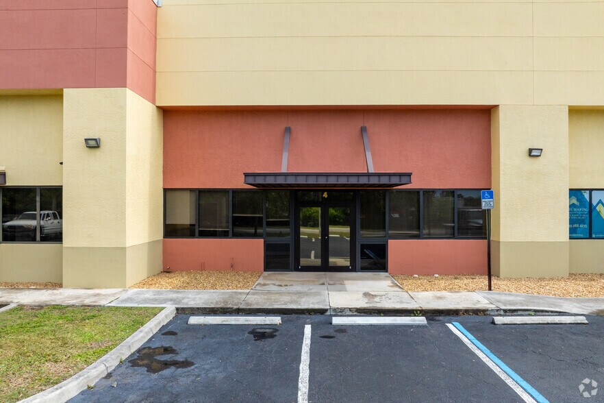 More Photos Of 17121 Cam Ct, Fort Myers Showroom For Lease