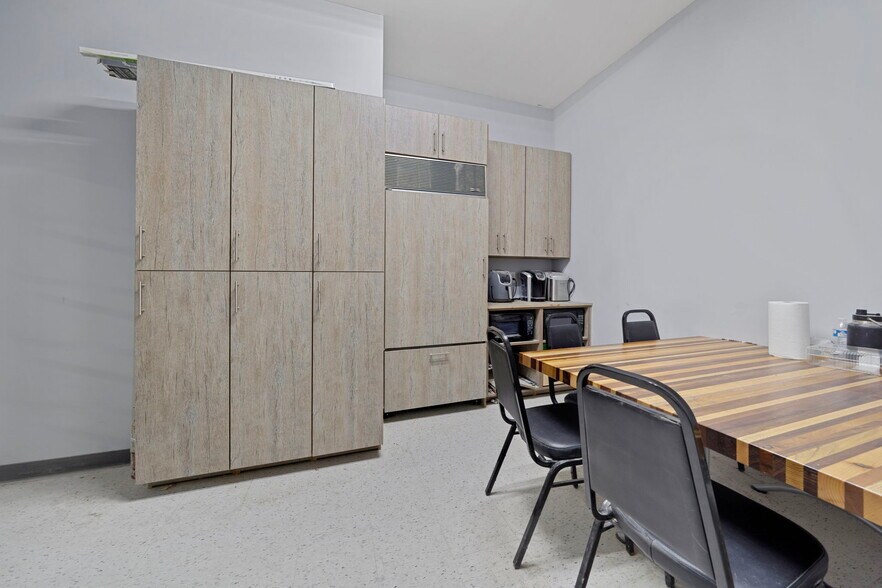 More Photos Of 29 Red Oak Rd, High Hill Manufacturing For Sale