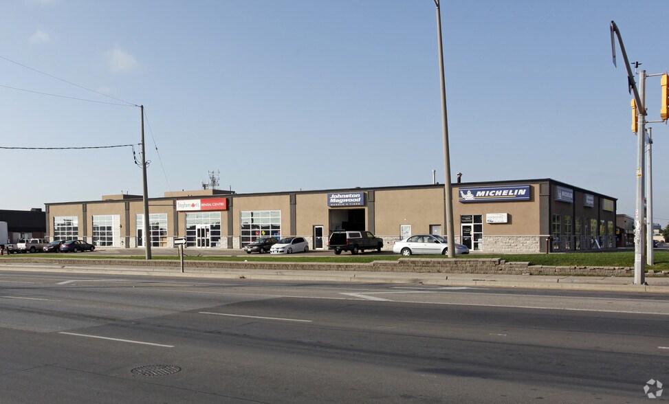 More Photos Of 700 Burnhamthorpe Rd W, Mississauga Warehouse For Lease