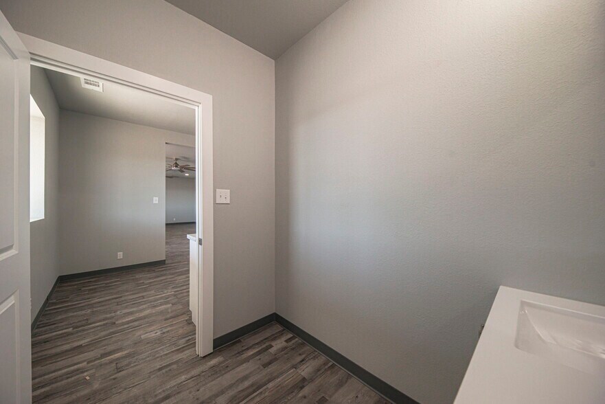More Photos Of 14010 W Silver Fox Trl, Odessa Warehouse For Lease