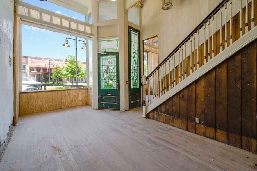 More Photos Of 120 W Main St, Denison Storefront Retail Office For Lease
