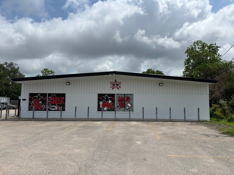 More Photos Of 1913 S Gordon St, Alvin Freestanding For Lease