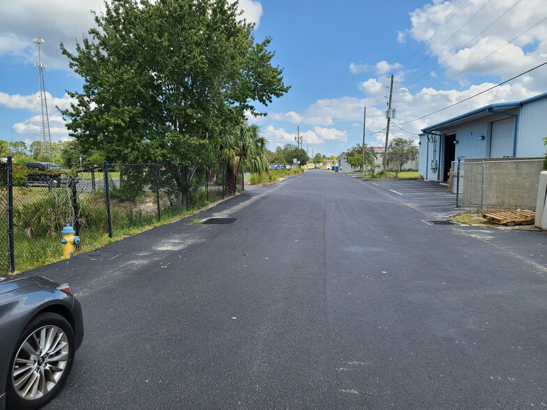 More Photos Of 16547 US Highway 19, Hudson Showroom For Lease