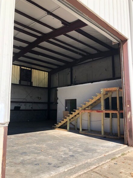More Photos Of 2501 Karbach St, Houston Warehouse For Lease