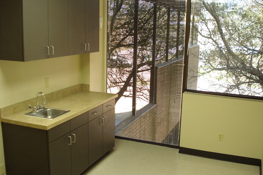 More Photos Of 17115 Red Oak Dr, Houston Medical For Lease