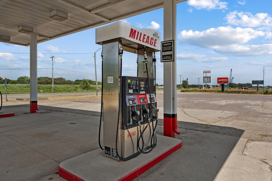 More Photos Of 3401 W Oakland Ave, Austin Truck Stop For Sale