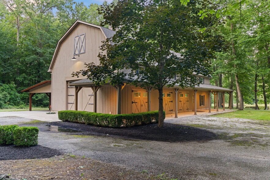 More Photos Of 5455 Plantation Rd, Sunbury Lodge Meeting Hall For Sale