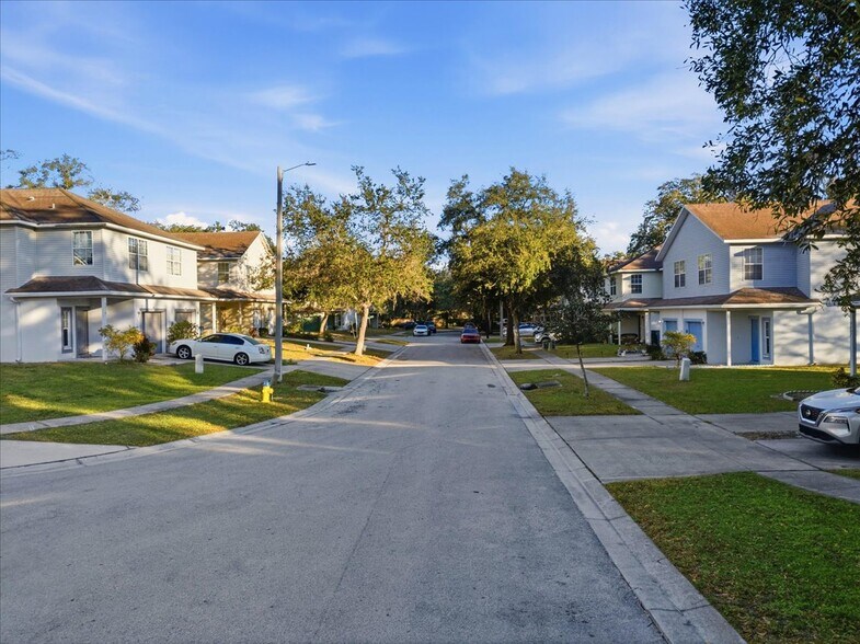 More Photos Of 5001 Beechcraft Way, Seffner Apartments For Sale