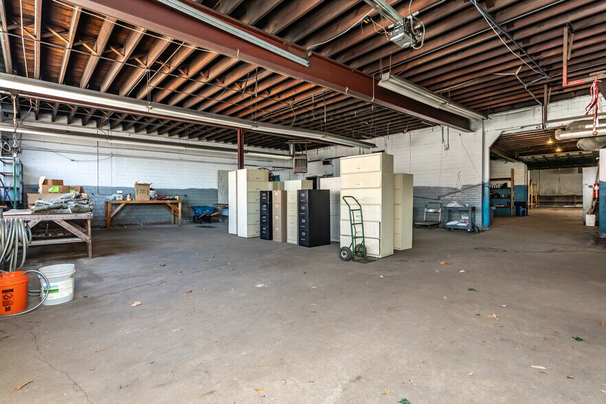 More Photos Of 2726 E Broadway, Alton Flex For Sale