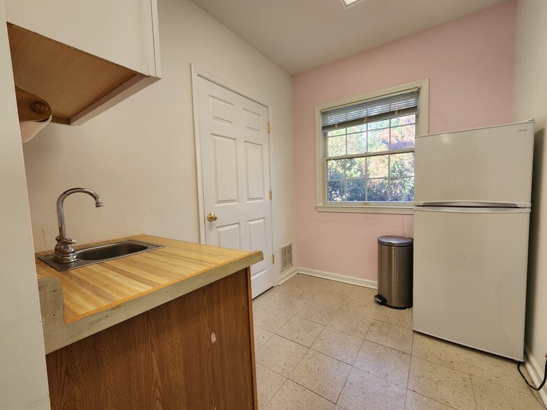 More Photos Of 722 Grant St, Herndon Medical For Sale