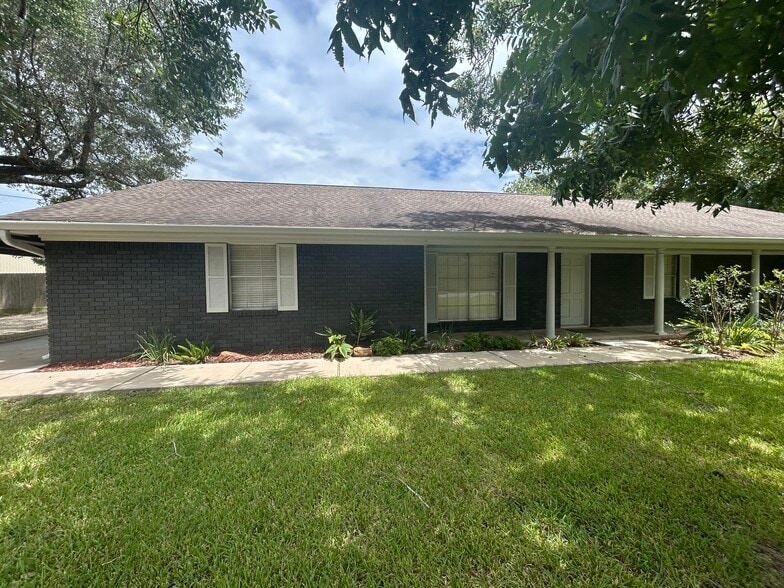 More Photos Of 1707 Bernie Ave, Rosenberg Office For Lease