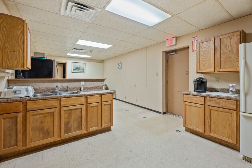 More Photos Of 915 Orange St, La Marque Office For Sale