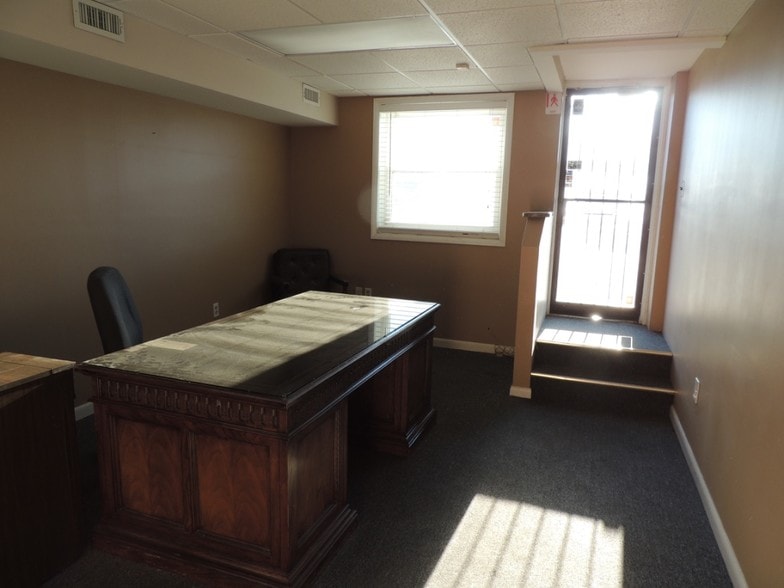 More Photos Of 5200-5300 Minnick Rd, Laurel Light Distribution For Lease