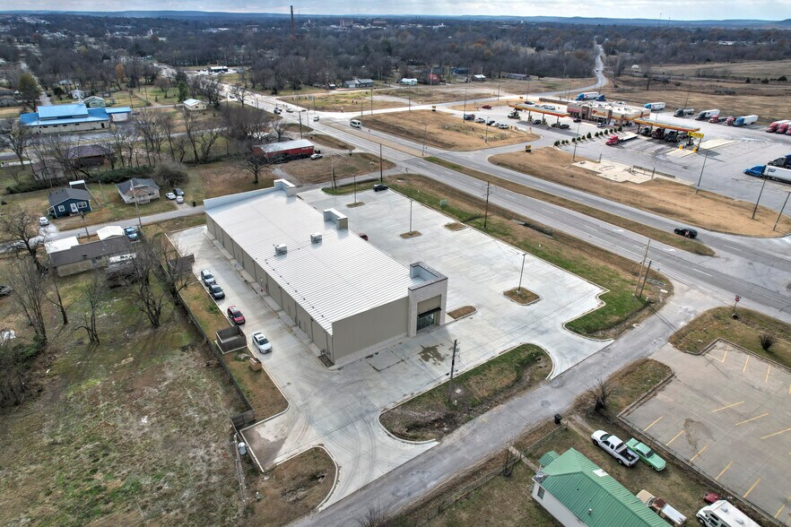 More Photos Of 900 Meriweather St, Okmulgee General Retail For Lease