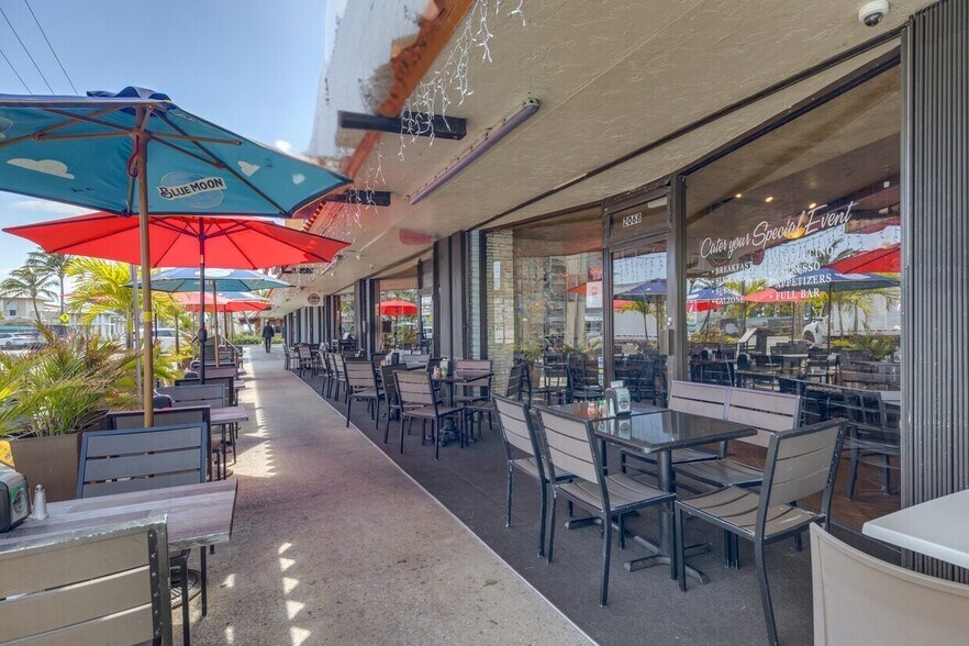 Primary Photo Of 2060-2084 NE 2nd St, Deerfield Beach General Retail For Sale