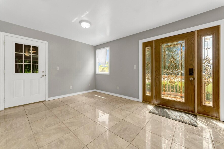 More Photos Of 7969 Richardson Rd, West Bloomfield Office Residential For Sale