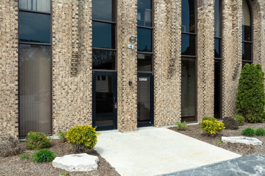 More Photos Of 16860 Oak Park Ave, Tinley Park Office For Lease