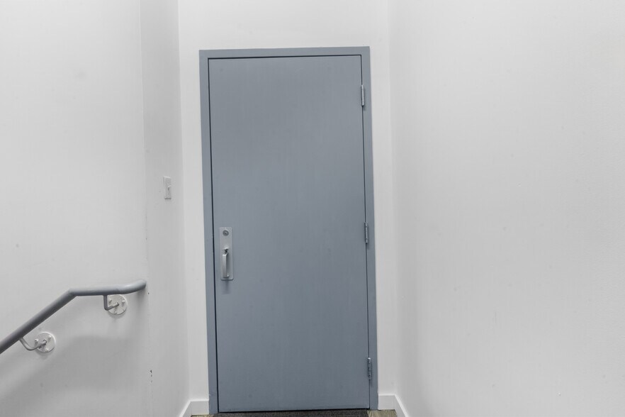 More Photos Of 609-649 Montée De Liesse, Saint-Laurent Warehouse For Sale