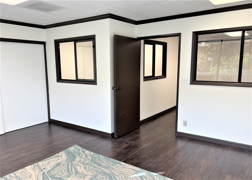 More Photos Of 30423 Canwood St, Agoura Hills Office For Sale