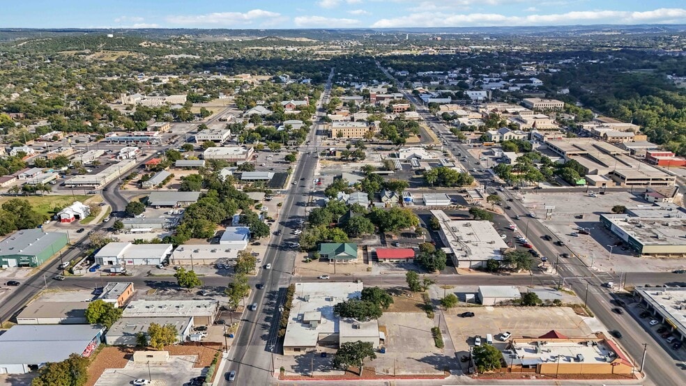 More Photos Of 429 Jefferson St, Kerrville Light Manufacturing For Lease